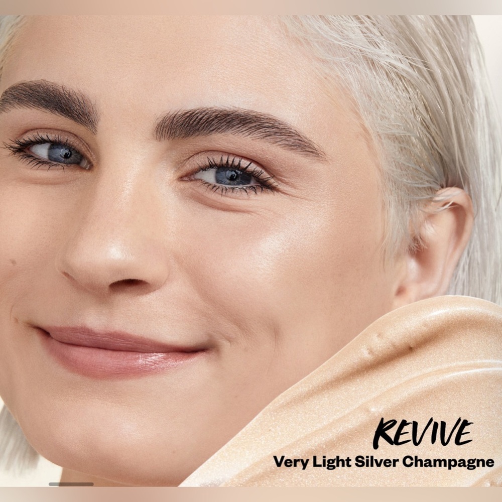 Kosas Glow I.V.
Vitamin-Infused Skin Illuminating Enhancer revive very light - Picture 2 of 5